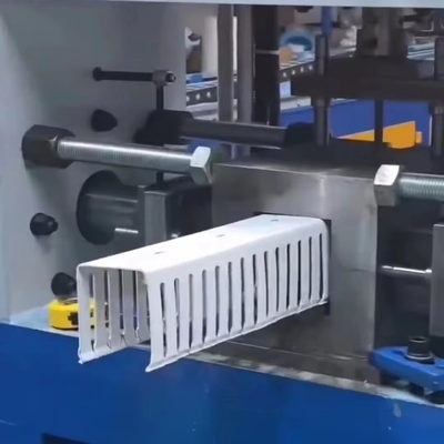 comprar China Shenzhen HYPET Máquina para fabricar canaletas de cables de PVC de alta velocidad de cuatro estaciones / Línea de producción de extrusión de canalización de cableado de PVC online manufacture