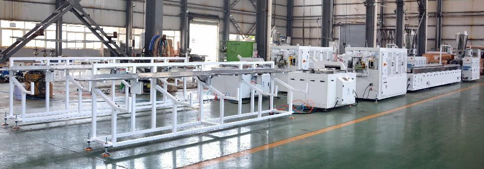 Profile de madera de plástico WPC de 240 mm de PVC con espuma en la pared, panel de decrocación, máquina de extrusión 55/120 extrusora de tornillo doble de PVC