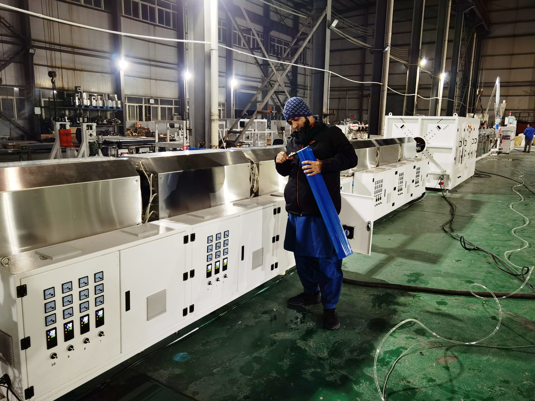 Línea de producción de tuberías de PVC de 250-630 mm / 315-800 mm 380V / 3P / 50Hz Línea de extrusión de tuberías de PVC