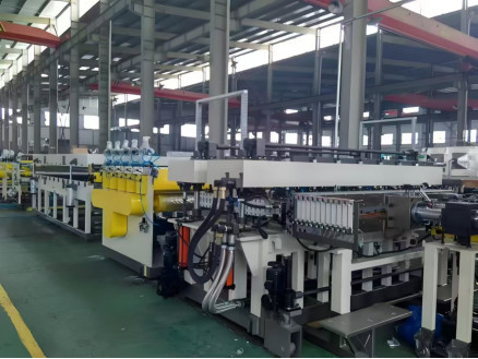 1400 / 1800mm PP máquina de cartón hueco de rejilla de plástico de procesamiento de PP línea de extrusión de cartón hueco